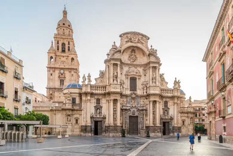 Foto de la catedral de Murcia con gente